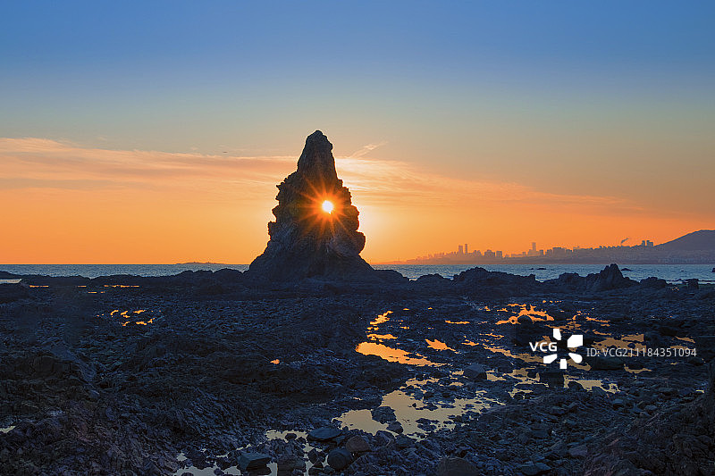 夕阳下的青岛石老人图片素材