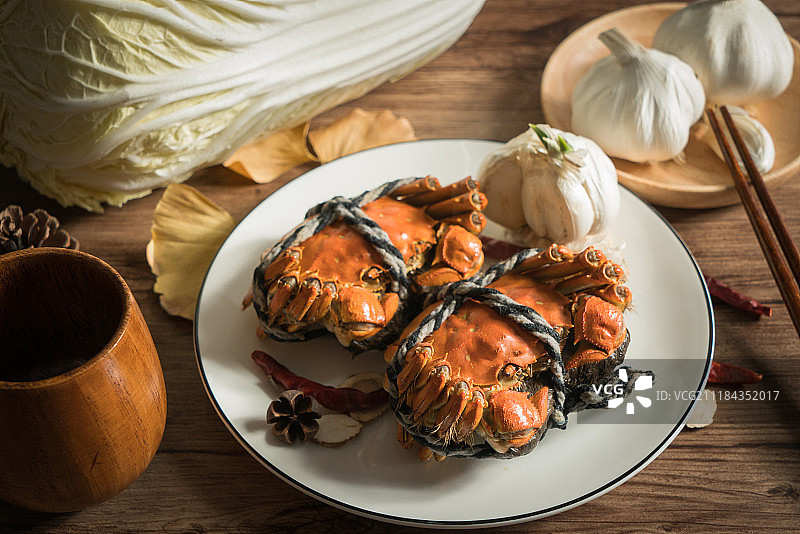 大闸蟹与木纹背景图片素材