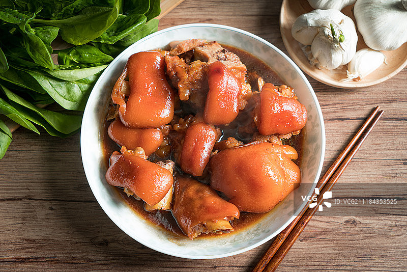 红烧猪蹄与木纹背景图片素材