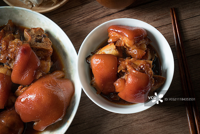 红烧猪蹄与木纹背景图片素材