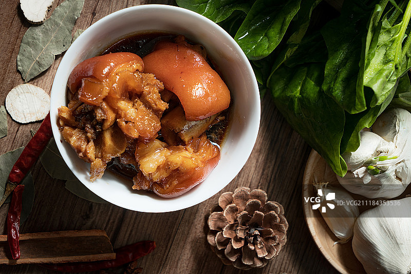 红烧猪蹄与木纹背景图片素材