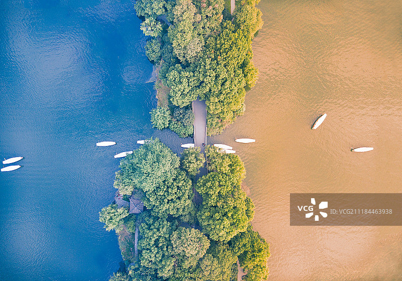 杭州西湖分割为两半的水面图片素材