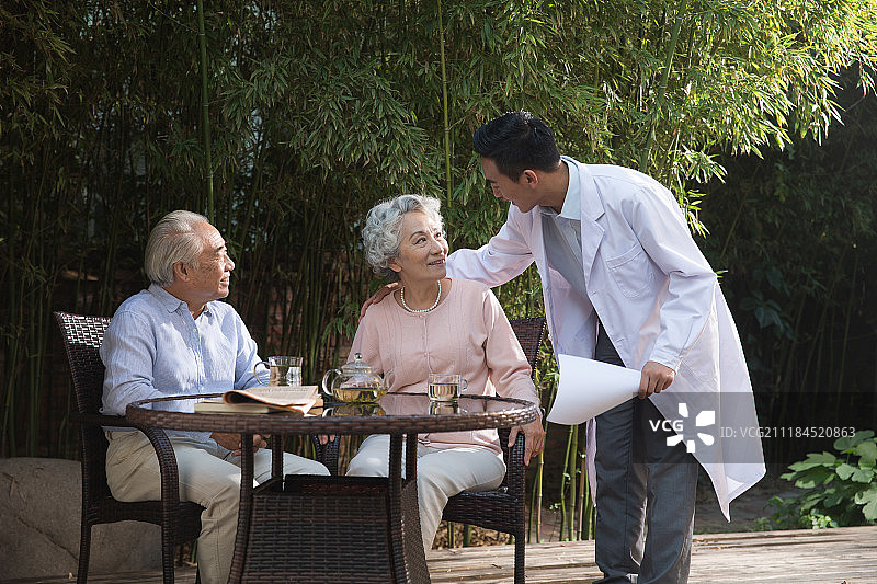 老年夫妇和家庭医生图片素材