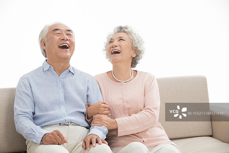 幸福的老年夫妇坐在沙发上图片素材