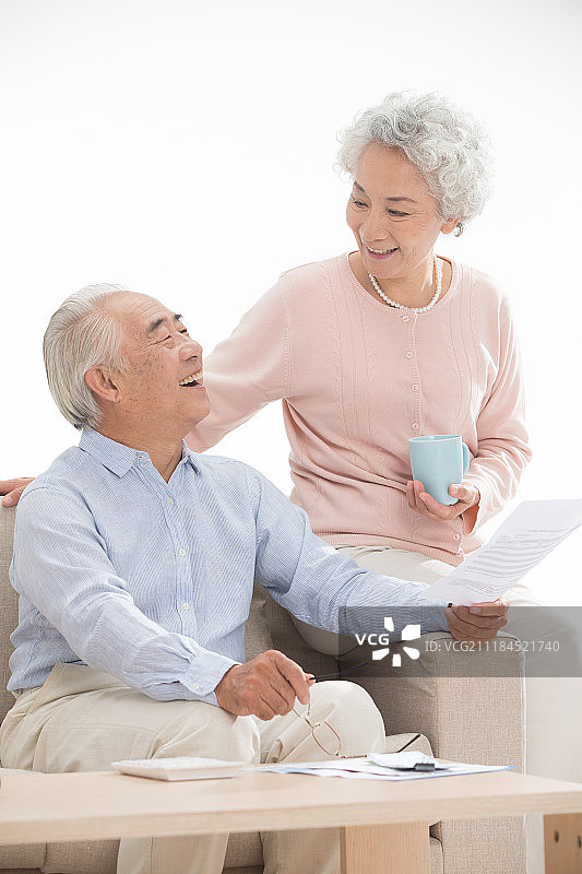 老年夫妇在理财图片素材