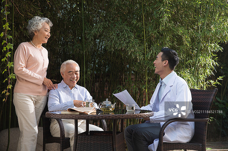 老年夫妇和家庭医生图片素材