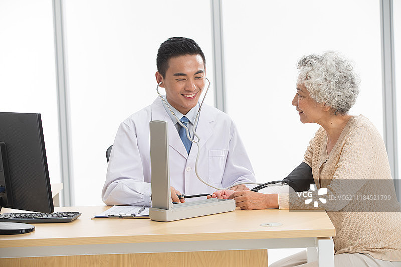 医生在为老年女人检查身体图片素材