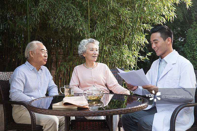 老年夫妇和家庭医生图片素材