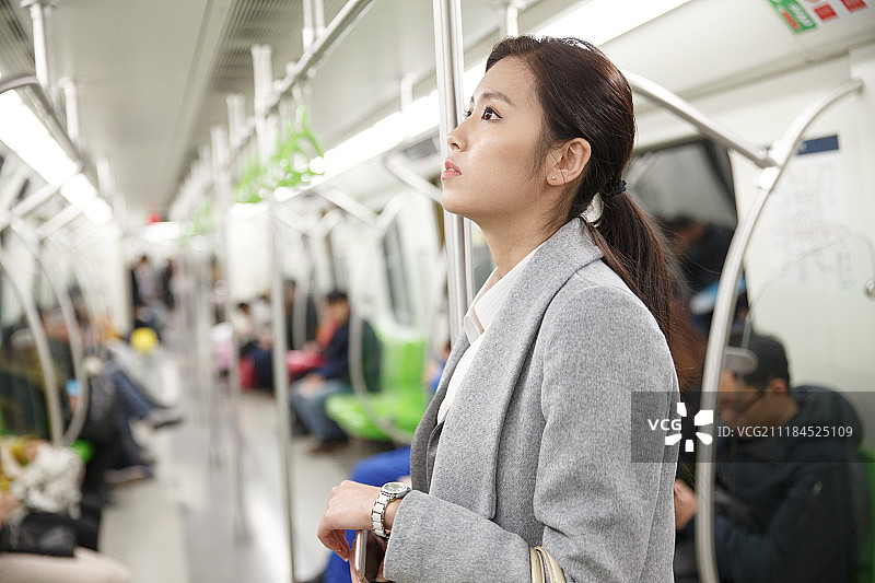 青年女人乘地铁图片素材