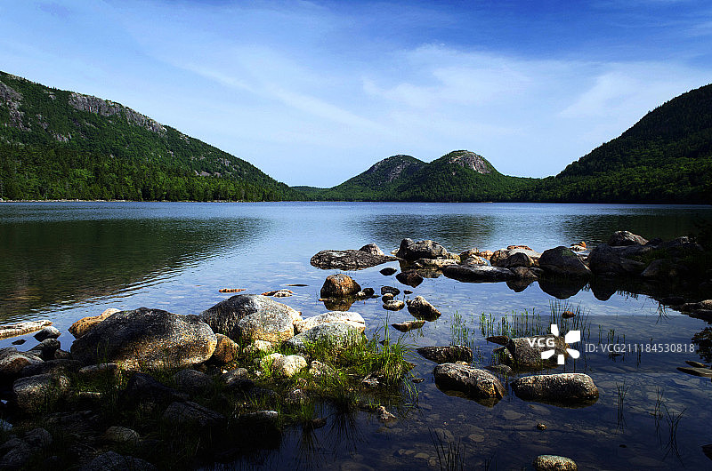 岩石湖泊和后面的群山景色图片素材