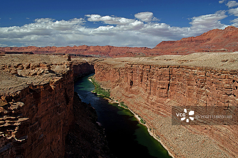 峡谷中的河流景观图片素材