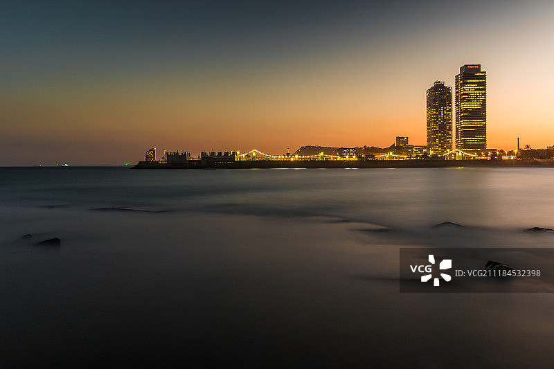 黄昏时的沿海城市图片素材