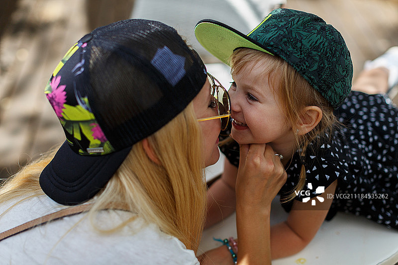 母女亲密互动图片素材