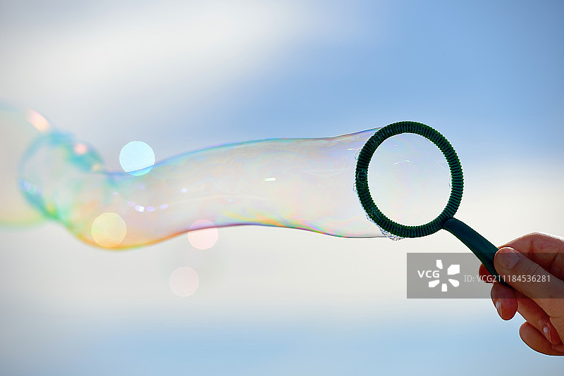 手和彩色肥皂泡特写图片素材