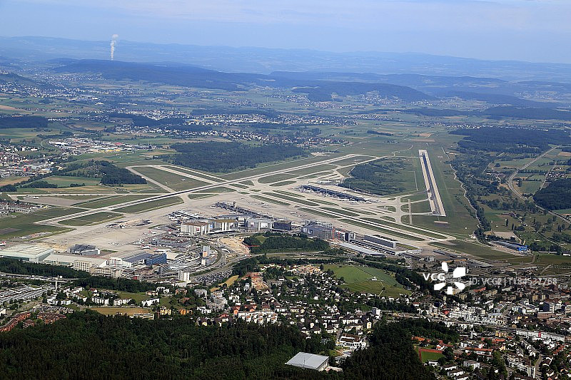 阳光明媚的早晨从LX航班上看到的苏黎世机场图片素材