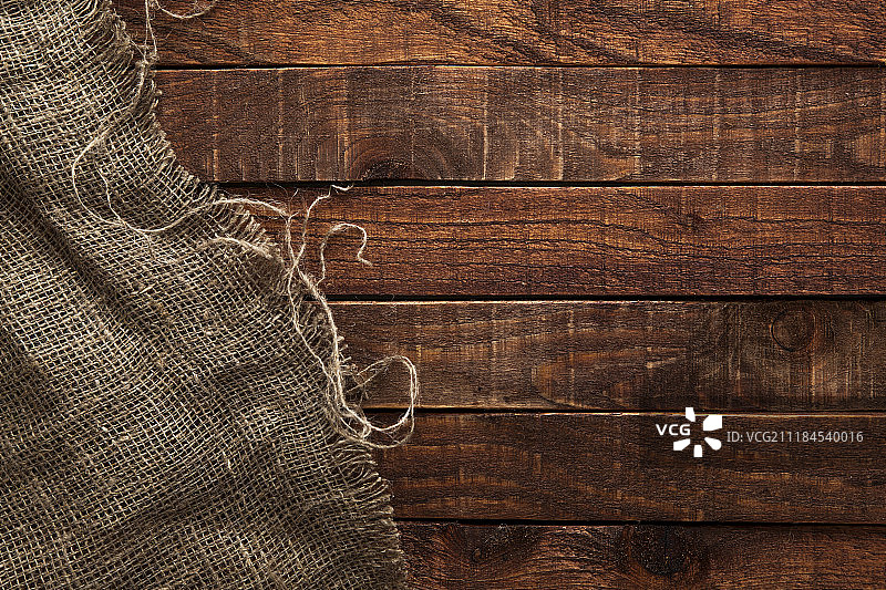 带有麻袋的木桌图片素材