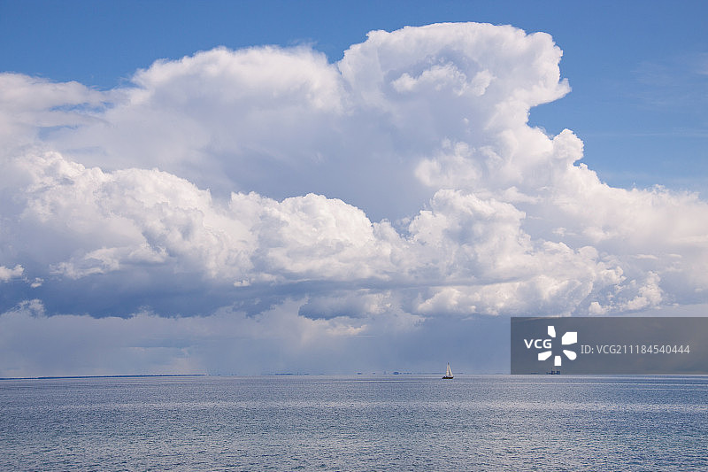 蓝天白云下的大海图片素材