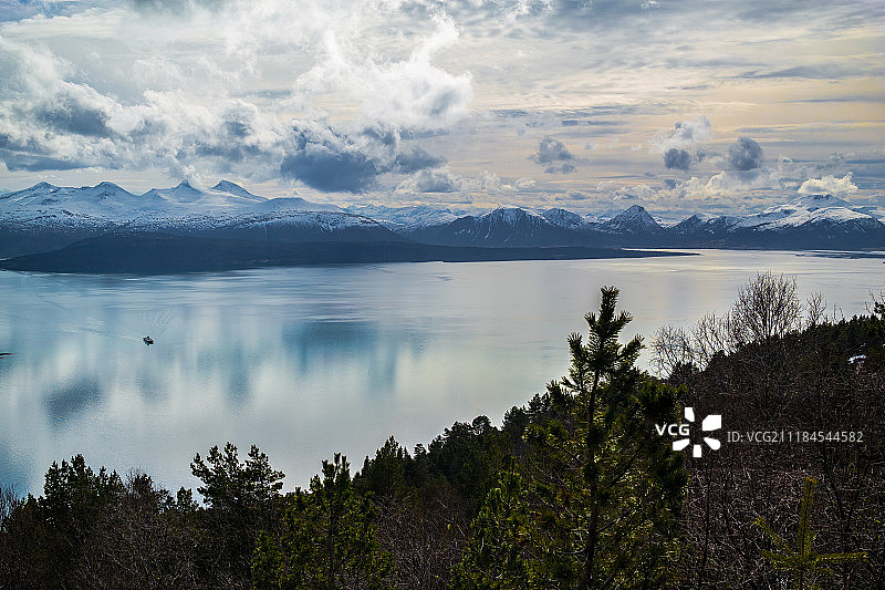 挪威莫尔德的海面反射图片素材