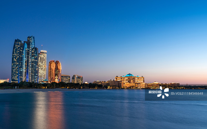 阿布扎比滨海夜景图片素材