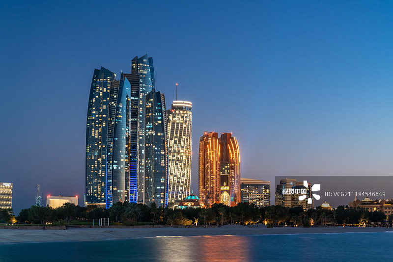 阿布扎比滨海夜景图片素材