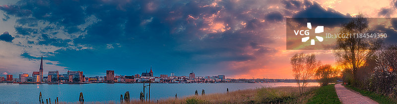 罗斯托克上空的阳光与雨图片素材