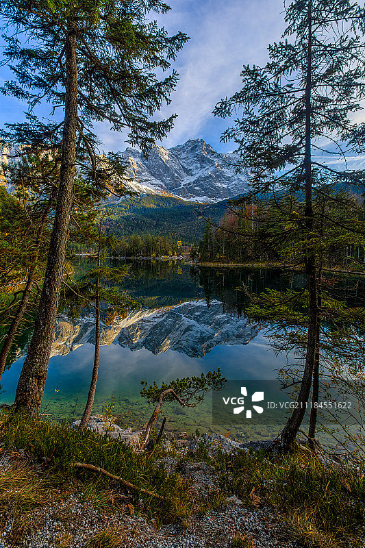 化着妆、戴着水晶耳环的完美女模特图片素材