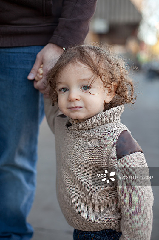 男婴和父亲手牵着手图片素材
