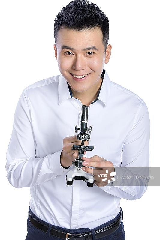 用显微镜做实验的男青年图片素材