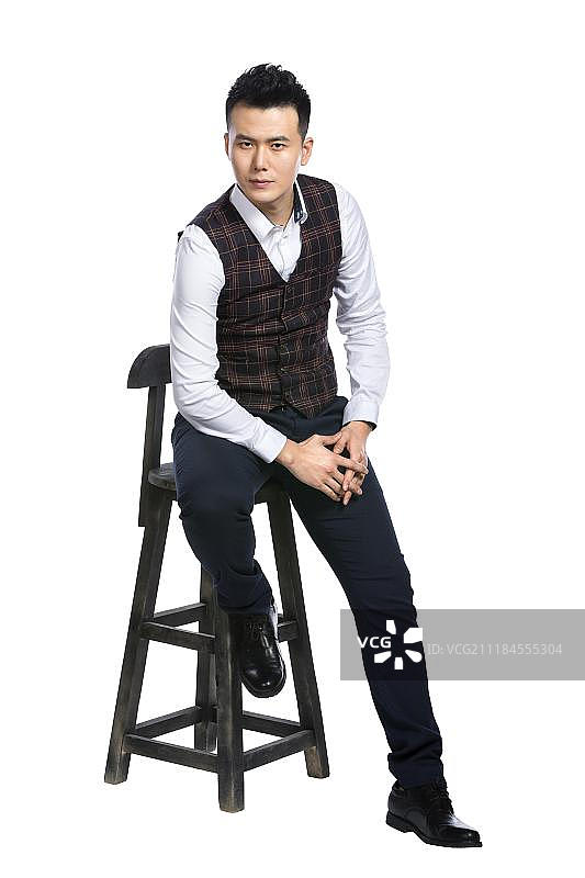 坐在椅子上的男青年图片素材