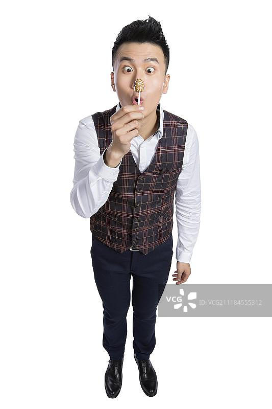 吃棒棒糖的男青年图片素材