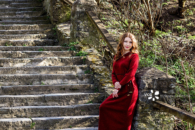 对着镜头微笑的女人图片素材