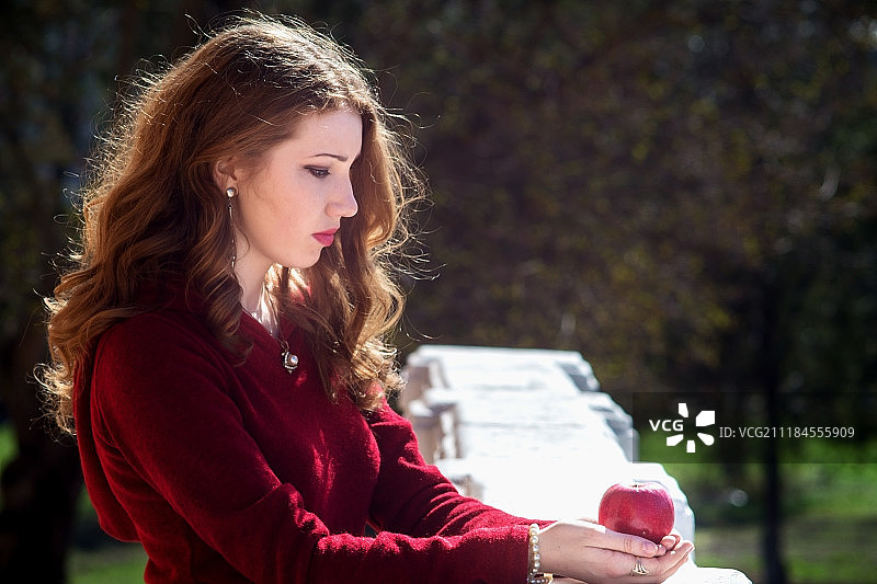 女人拿着苹果图片素材