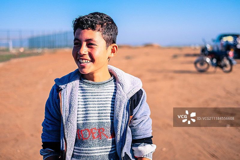 微笑的男孩图片素材