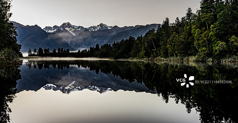 马瑟森湖的对称之美图片素材