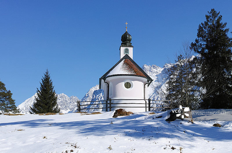 山间湖泊教堂图片素材