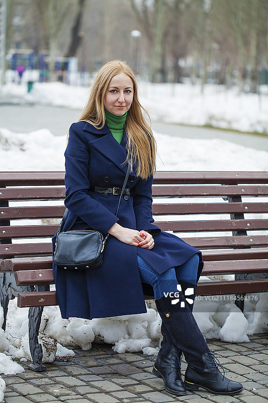 坐在长凳上的女人景色图片素材