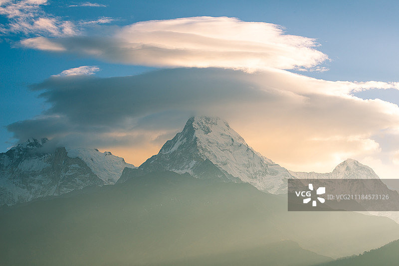 安娜普尔纳山脉与壮观的云彩图片素材