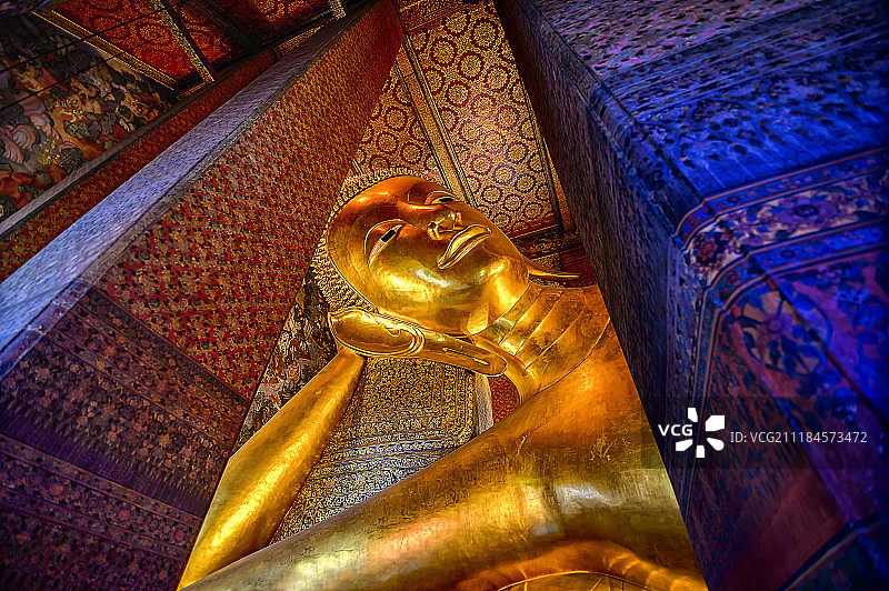 倾斜的佛图片素材