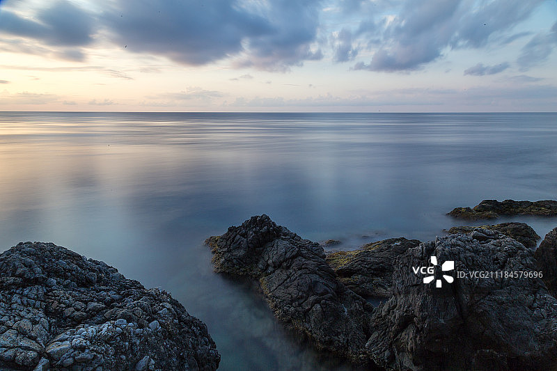 丝滑海洋与流动的云图片素材