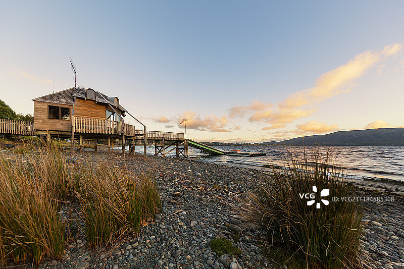新西兰湖岸小木屋图片素材