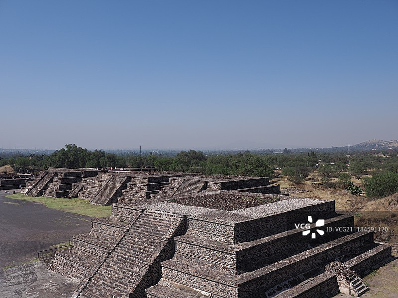 墨西哥城死亡大道上的特奥蒂瓦坎遗址石质金字塔风光图片素材