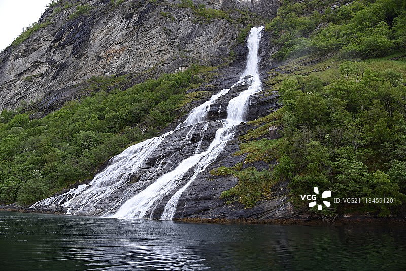 岩石斜坡上的瀑布图片素材