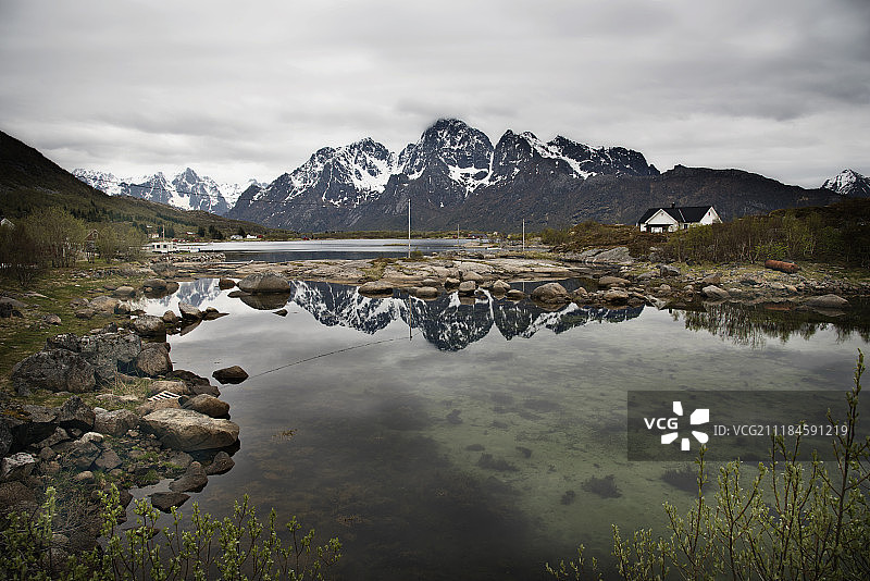 水中倒映山景的湖泊图片素材