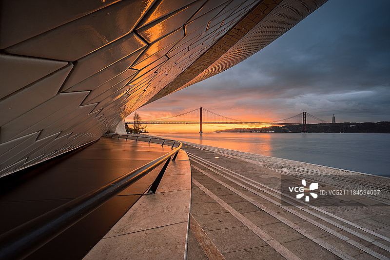 日落时分的水滨现代建筑图片素材