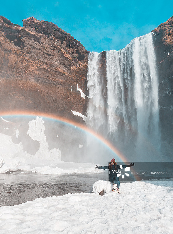 在冰岛斯科加瀑布旁的女人图片素材