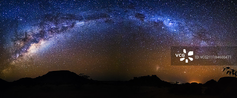 纳米比亚山区夏季银河图片素材
