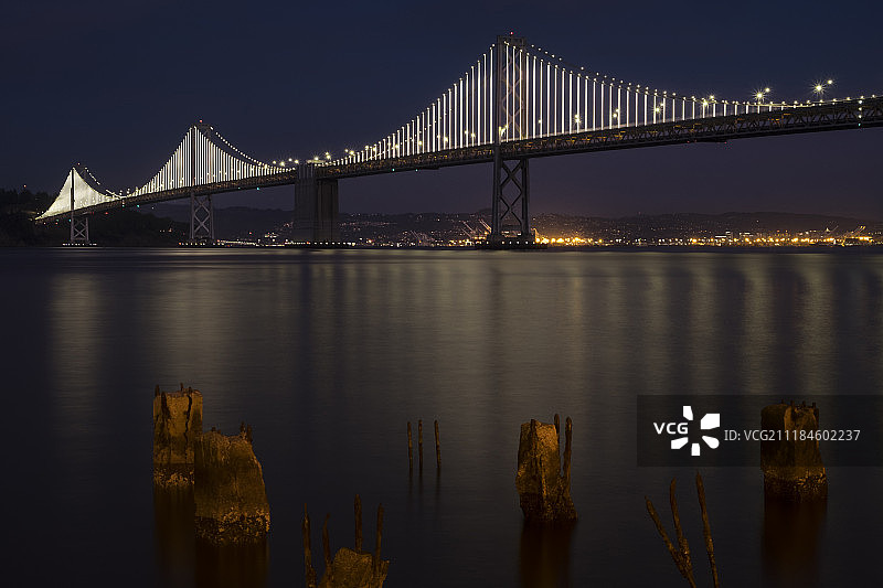夜幕下的海湾大桥图片素材