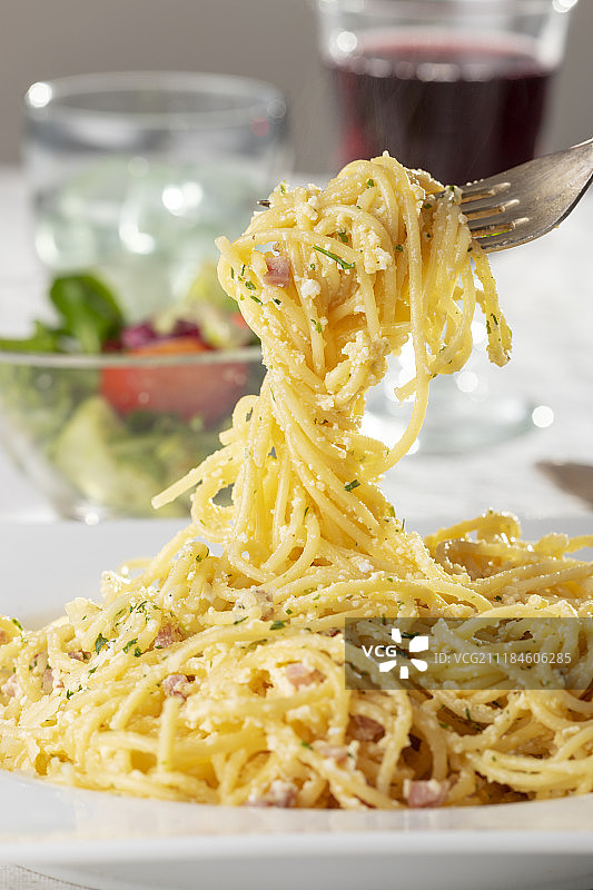 盘装意式培根蛋面图片素材