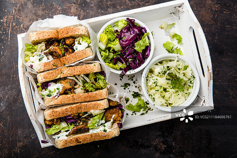 美味希腊烤肉卷饼配沙拉和酸奶黄瓜酱图片素材