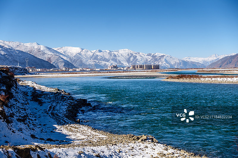 雪山下的西藏墨竹工卡县图片素材